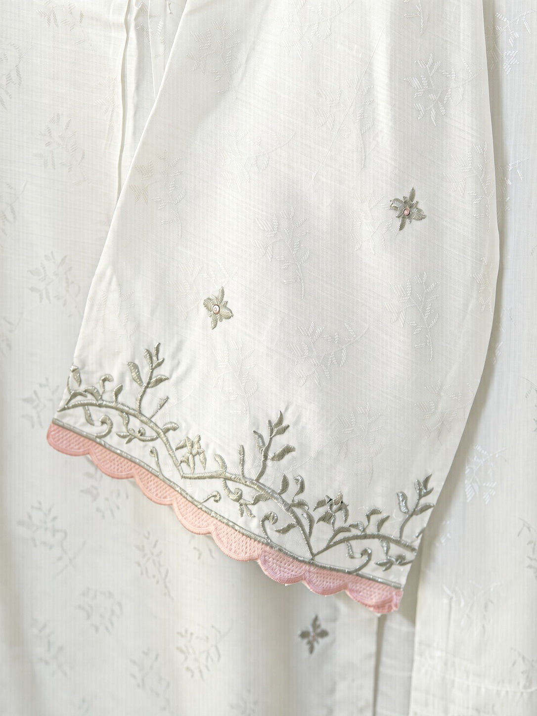 Élan Classic White embroidered 3-piece viscose jacquard suit by Moosani Studio