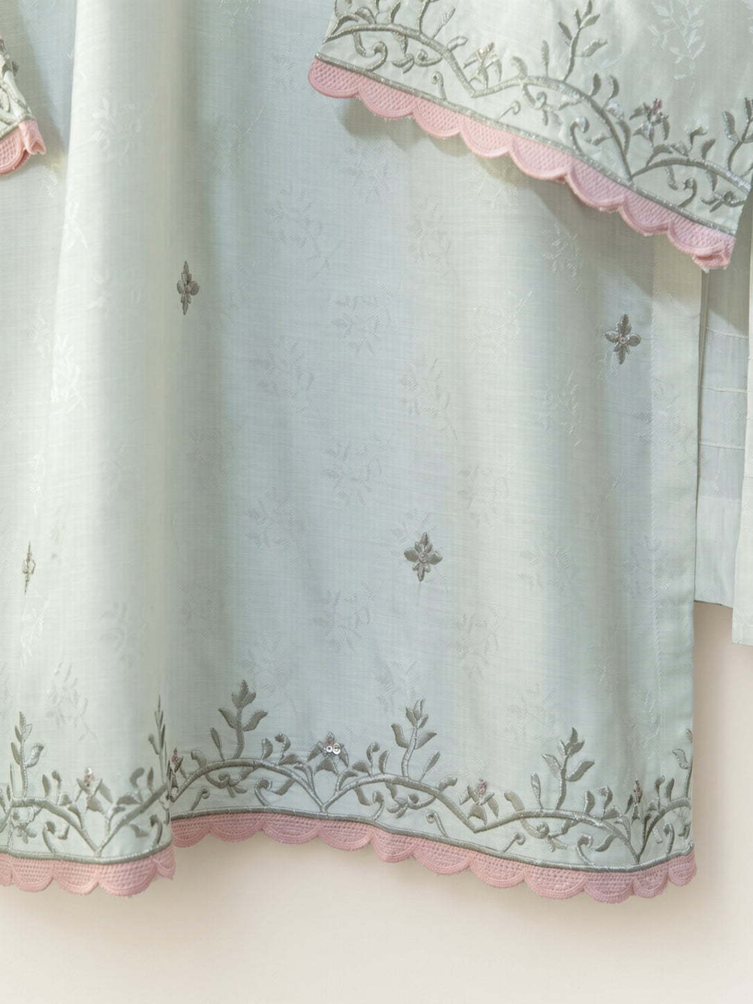 Élan Classic White embroidered 3-piece viscose jacquard suit by Moosani Studio