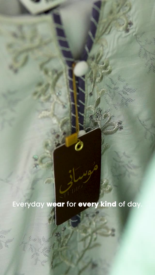 Élan — embroidered, up close